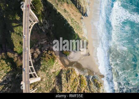 Luftaufnahme von Bixby Bridge in Big Sur, Kalifornien um den Sonnenuntergang. Stockfoto