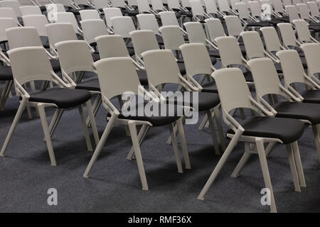 Sitzplätze in einem Konferenzraum Stockfoto