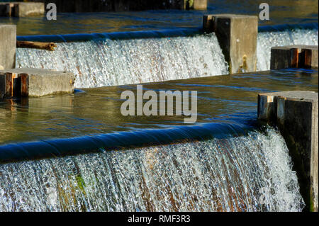 Besondere Sekt gebaut Wehre von der TVA 1950 liefern den Sauerstoff für die Fische auf Holston River eine Meile von den irdenen Holston Dam in Bristol, Tennessee Stockfoto