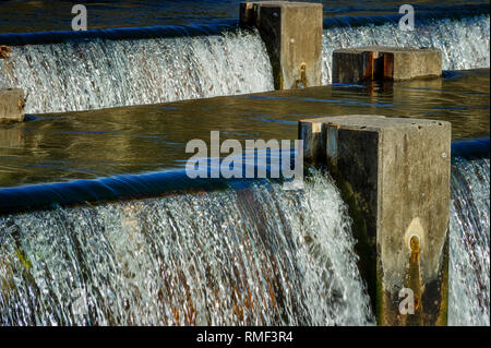 Besondere Sekt gebaut Wehre von der TVA 1950 liefern den Sauerstoff für die Fische auf Holston River eine Meile von den irdenen Holston Dam in Bristol, Tennessee Stockfoto