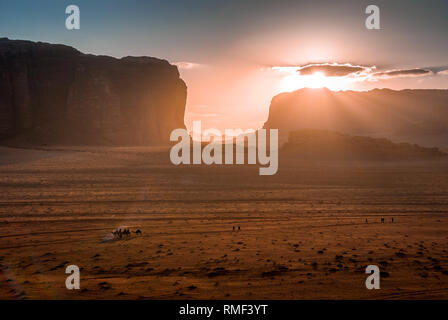 Sonnenuntergang über der Wüste des Wadi Rum, Jordanien, Naher Osten Stockfoto