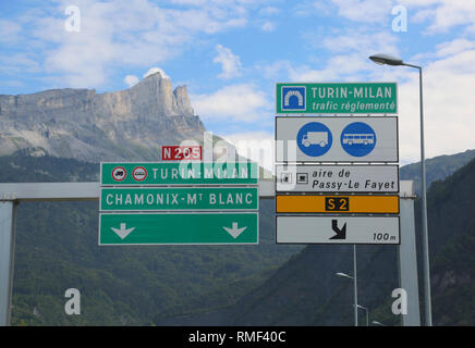 Schild auf der Grenze zwischen Italien und Frankreich mit der Wegbeschreibung nach Turin Mailand zu gehen über die Autobahn tunnel Stockfoto