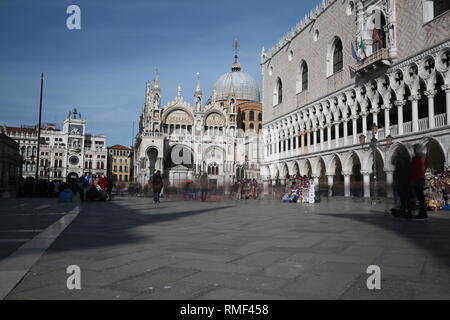 Ducal Palace Basilika von St. Mark und Menschen, die mit langen Belichtung in Venedig Italien Stockfoto