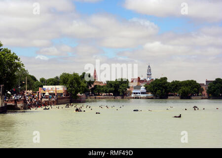 Kolayat, Rajasthan, Indien, 24.08.2006: Der künstliche See von Kolayat mit einigen Menschen schwimmen, sich von Sünden zu reinigen. Stockfoto