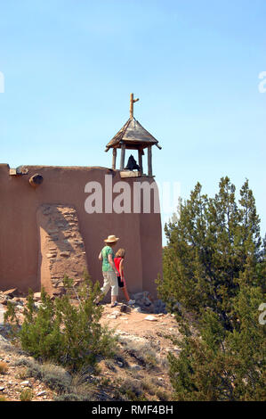 Die Besucher gehen um Adobe Haus der Begegnung der Morada de la Conquistadora, am Ell Rancho de Las Golondrinas Ranch in der Nähe von Santa Fe, New Mexico Stockfoto