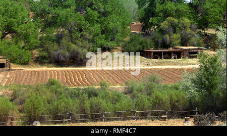 Kabinen und der Garten sind Teil der El Rancho Del Las Golondrinas Ranch. Es ist ein lebendes Museum Lehre über die Kultur und das Erbe der frühen Neuen Mex Stockfoto