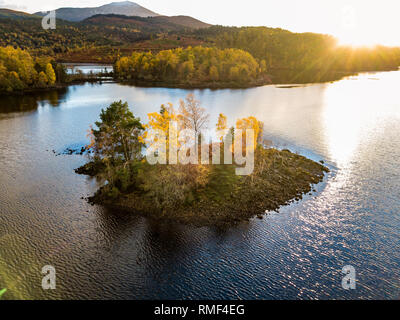 Luftaufnahme von einsame Insel im Loch Garry in den schottischen Highlands, Schottland, Vereinigtes Königreich Stockfoto