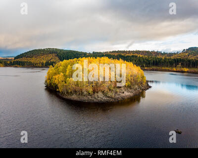 Luftaufnahme von einsame Insel im Loch Garry in den schottischen Highlands, Schottland, Vereinigtes Königreich Stockfoto