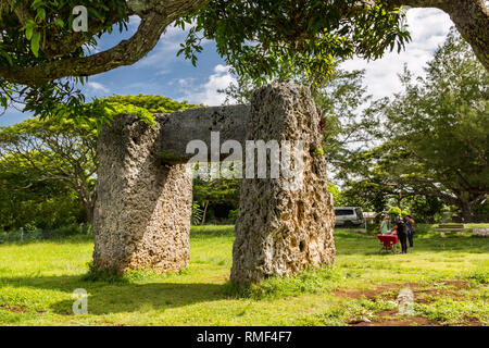 Tongatapu, Tonga - Jan 10 2014: Ein Anbieter ist mit Souvenirs an Touristen an Haamonga ein Maui, Ha'amonga'a Maui oder Belastung von Maui Website, ein Stein trilit Stockfoto