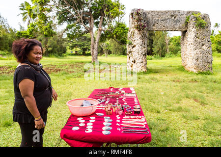 Tongatapu, Tonga - Jan 10 2014: Ein Anbieter ist mit Souvenirs an Touristen an Haamonga ein Maui, Ha'amonga'a Maui oder Belastung von Maui Website, ein Stein trili Stockfoto