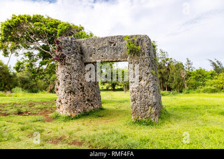 Haamonga einen Maui, Ha'amonga'a Maui oder Belastung von Maui, Stein trilithon im Königreich Tonga, im Dschungel überwuchert, Tongatapu Island, Niutoua Dorf, Stockfoto