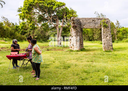 Tongatapu, Tonga - Jan 10 2014: Ein Anbieter ist mit Souvenirs an Touristen an Haamonga ein Maui, Ha'amonga'a Maui oder Belastung von Maui Website, ein Stein trilit Stockfoto