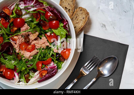 Salat mit Thunfisch und Tomaten Stockfoto