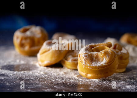 Handgemachte Tortellini auf einem Tisch Stockfoto