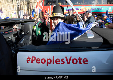 Völker stimmen Unterstützer wie Jakob Rees Mogg hat einige Rücksitz fahren als Anti Brexit pro Europa Demonstranten protestieren in Westminster gegenüber dem Parlament als MPs Aussprache und Abstimmung über die Änderungsanträge zum Rücktritt Vereinbarung Pläne Am 14. Februar 2019 in London, England, Vereinigtes Königreich. Stockfoto