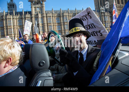 Völker stimmen Unterstützer wie Jakob Rees Mogg hat einige Rücksitz fahren als Anti Brexit pro Europa Demonstranten protestieren in Westminster gegenüber dem Parlament als MPs Aussprache und Abstimmung über die Änderungsanträge zum Rücktritt Vereinbarung Pläne Am 14. Februar 2019 in London, England, Vereinigtes Königreich. Stockfoto