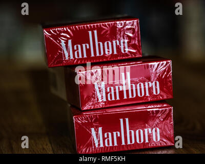 Eine Packung von Philip Morris International Inc. Marlboro Red Zigaretten in einem Tabakladen gesehen. Stockfoto