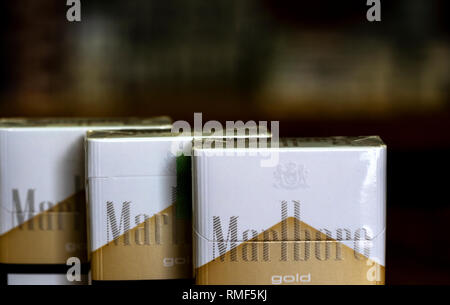 Eine Packung von Philip Morris International Inc. Marlboro Gold Zigaretten in einem Tabakladen gesehen. Stockfoto