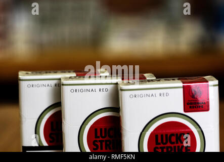 Eine Packung von British American Tobacco Lucky Strike Zigaretten in einem Tabakladen gesehen. Stockfoto