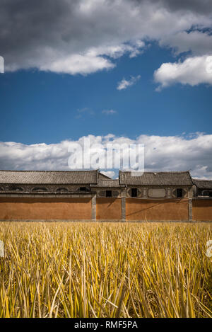 Traditionelle Bai Häuser und Reisfelder, xizhou Dorf, Provinz Yunnan, China Stockfoto