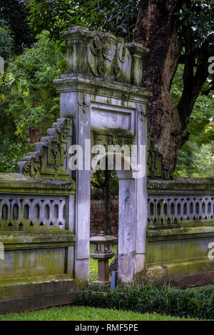 Torbogen im Garten in den Tempel der Literatur Haupteingang, konfuzianischen Tempel im 11. Jh. erbaut, Hanoi, Vietnam Stockfoto