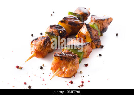 Hühnchen Shish Kebab mit Gemüse auf weißem Hintergrund. Nahaufnahme Stockfoto