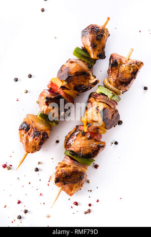 Hühnchen Shish Kebab mit Gemüse auf weißem Hintergrund. Ansicht von oben Stockfoto