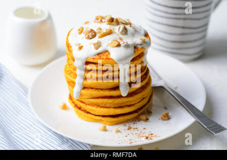 Kürbis oder Karotte Pfannkuchen mit Nüssen, Stapel von Hausgemachte Pfannkuchen auf hellen Hintergrund Stockfoto