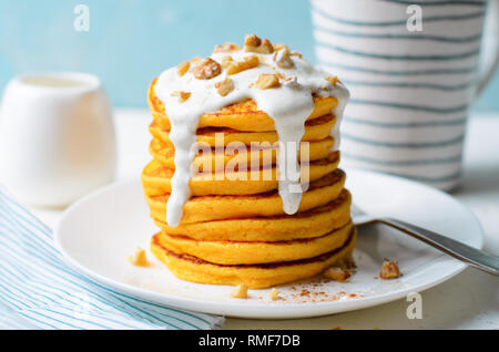 Kürbis oder Karotte Pfannkuchen mit Nüssen, Stapel von Hausgemachte Pfannkuchen auf hellen Hintergrund Stockfoto