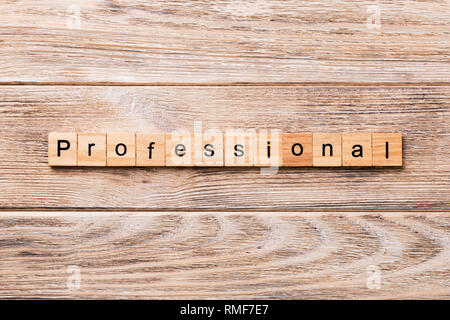 Professionelle word auf Holz Block geschrieben. Professionelle text auf Holz- Tabelle für Ihr Design, Konzept. Stockfoto