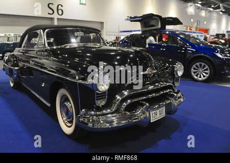 ExCel London, UK. 14. Feb 2019. London, Großbritannien. 14 Feb, 2019. Ein 50er Oldsmobile 'Rocket '88 Cabrio auf Anzeige an der London Classic Car Show, die auf ExCel London, Vereinigtes Königreich. Rund 700 der schönsten klassischen Autos der Welt werden auf der Messe reicht von Vintage pre-Krieg Tourer zu einem modernen Konzept Autos. Die Show bringt in rund 37.000 Besucher, angefangen von schweren Benzin Köpfe zu Menschen, die einfach nur wunderschön und klassische Fahrzeuge Liebe. Quelle: Michael Preston/Alamy leben Nachrichten Stockfoto