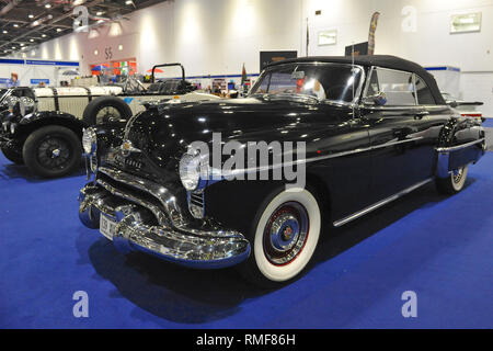 ExCel London, UK. 14. Feb 2019. London, Großbritannien. 14 Feb, 2019. Ein 50er Oldsmobile 'Rocket '88 Cabrio auf Anzeige an der London Classic Car Show, die auf ExCel London, Vereinigtes Königreich. Rund 700 der schönsten klassischen Autos der Welt werden auf der Messe reicht von Vintage pre-Krieg Tourer zu einem modernen Konzept Autos. Die Show bringt in rund 37.000 Besucher, angefangen von schweren Benzin Köpfe zu Menschen, die einfach nur wunderschön und klassische Fahrzeuge Liebe. Quelle: Michael Preston/Alamy leben Nachrichten Stockfoto