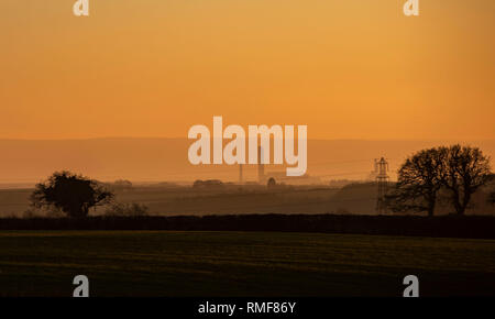 Cardiff, Wales, UK. 14. Februar 2019. Aberthaw Kraftwerk während des Sonnenuntergangs im Tal von Glamorgan als milde Winter Wetter fort. Credit: Mark Hawkins/Alamy leben Nachrichten Stockfoto