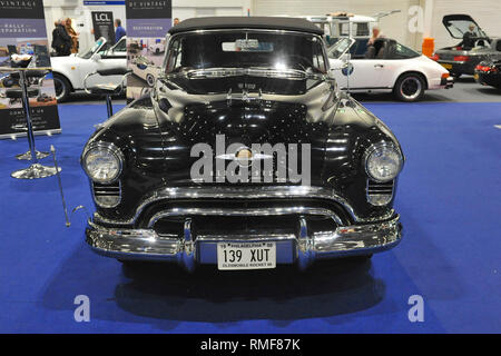 ExCel London, UK. 14. Feb 2019. London, Großbritannien. 14 Feb, 2019. Ein 50er Oldsmobile 'Rocket '88 Cabrio auf Anzeige an der London Classic Car Show, die auf ExCel London, Vereinigtes Königreich. Rund 700 der schönsten klassischen Autos der Welt werden auf der Messe reicht von Vintage pre-Krieg Tourer zu einem modernen Konzept Autos. Die Show bringt in rund 37.000 Besucher, angefangen von schweren Benzin Köpfe zu Menschen, die einfach nur wunderschön und klassische Fahrzeuge Liebe. Quelle: Michael Preston/Alamy leben Nachrichten Stockfoto