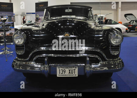 ExCel London, UK. 14. Feb 2019. London, Großbritannien. 14 Feb, 2019. Ein 50er Oldsmobile 'Rocket '88 Cabrio auf Anzeige an der London Classic Car Show, die auf ExCel London, Vereinigtes Königreich. Rund 700 der schönsten klassischen Autos der Welt werden auf der Messe reicht von Vintage pre-Krieg Tourer zu einem modernen Konzept Autos. Die Show bringt in rund 37.000 Besucher, angefangen von schweren Benzin Köpfe zu Menschen, die einfach nur wunderschön und klassische Fahrzeuge Liebe. Quelle: Michael Preston/Alamy leben Nachrichten Stockfoto