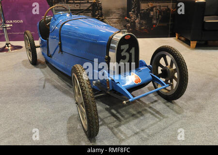 ExCel London, UK. 14. Feb 2019. Kinder Tretauto Spielzeug, wie ein Bugatti T35B Stil auf der London Classic Car Show, die auf ExCel London, Vereinigtes Königreich. Rund 700 der schönsten klassischen Autos der Welt werden auf der Messe reicht von Vintage pre-Krieg Tourer zu einem modernen Konzept Autos. Die Show bringt in rund 37.000 Besucher, angefangen von schweren Benzin Köpfe zu Menschen, die einfach nur wunderschön und klassische Fahrzeuge Liebe. Quelle: Michael Preston/Alamy leben Nachrichten Stockfoto