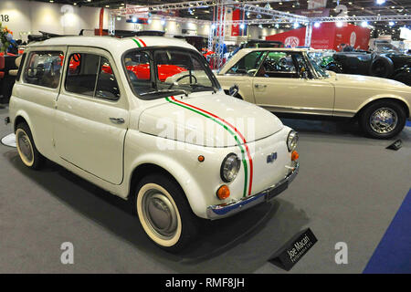 ExCel London, UK. 14. Feb 2019. Ein Fiat 500 Giardiniera auf Anzeige an der London Classic Car Show, die auf ExCel London, Vereinigtes Königreich. Rund 700 der schönsten klassischen Autos der Welt werden auf der Messe reicht von Vintage pre-Krieg Tourer zu einem modernen Konzept Autos. Die Show bringt in rund 37.000 Besucher, angefangen von schweren Benzin Köpfe zu Menschen, die einfach nur wunderschön und klassische Fahrzeuge Liebe. Quelle: Michael Preston/Alamy leben Nachrichten Stockfoto