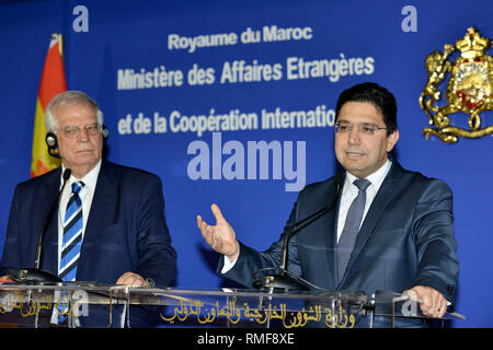 Rabat. 14 Feb, 2019. Marokkanische Außenminister Nasser Bourita (R) und seinem spanischen Kollegen Josep Borrell eine gemeinsame Pressekonferenz in Rabat, Marokko, Jan. 14, 2019 teilnehmen. Marokkanische Außenminister Nasser Bourita und seinen Besuch spanischen Kollegen Josep Borrell versprach am Donnerstag zu bilateralen Partnerschaft weiter stärken. Quelle: Xinhua/Alamy leben Nachrichten Stockfoto