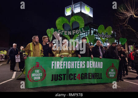 London, Großbritannien. 14. Februar, 2019. Feuerwehrleute bereiten sich an der Grenfell Stille zu nehmen um North Kensington mit dem Grenfell Gemeinschaft, die auf der monatlichen Jahrestag der Feuer gehen am 14. Juni 2017. 72 Menschen in der Grenfell Turm Feuer und über 70 Tote wurden verletzt. Credit: Mark Kerrison/Alamy leben Nachrichten Stockfoto