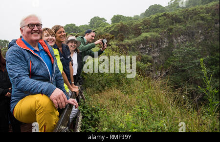 14. Februar 2019, Ecuador, Galapagos-Inseln: Bundespräsident Dr. Frank-Walter Steinmeier (l) und seine Frau Elke Büdenbender (2. von links) über dem Krater "Los Gemelos" auf der Insel Santa Cruz zusammen mit Michelle Müntefering (2. von rechts, SPD), Staatsminister im Auswärtigen Amt, und Wolfgang Silbermann (r), Leiter Kommunikation, von Heinke Jäger (M), Wissenschaftler der Charles Darwin Foundation. Steinmeier und seine Frau besuchen Kolumbien und Ecuador anläßlich des 250 Alexander von Humboldt's Geburtstag im Rahmen einer 5-tägigen Reise nach Lateinamerika. Foto: B Stockfoto