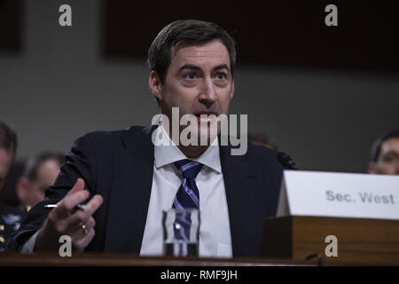 Washington, District of Columbia, USA. 14 Feb, 2019. Stellvertretende Verteidigungsminister Owen West bezeugt vor dem Senate Armed Services Committee auf dem Capitol Hill in Washington, DC am 14. Februar 2019. Credit: Alex Edelman/CNP Credit: Alex Edelman/CNP/ZUMA Draht/Alamy leben Nachrichten Stockfoto