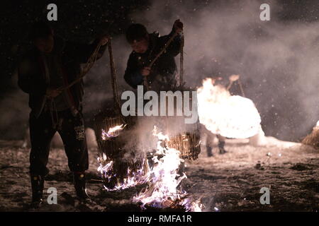 Semboku, Akita, Japan. 14. Feb 2019. Teilnehmer brennt Stroh für das Feuer ring Leistung während des Hiburi Kamakura Festival in Hakuba Stadt, Semboku, Akita Präfektur, Japan am 14.02.2019. Die 400 Jahre alte Ritual findet jährlich am Neujahrsfest Saison böse Geister aus einem Reisfeld zu fahren, für Wohlstand, Vermeidung von Krankheiten zu wünschen und auch für die Sicherheit der Familie. Quelle: Lba Co.Ltd./Alamy leben Nachrichten Stockfoto