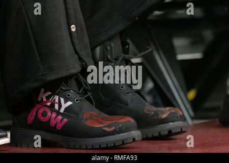 Columbia, SC, USA. 14 Feb, 2019. Südcarolina Kampfhähne Haupttrainer Dawn Staley trägt Schuhe in Unterstützung von Kay Yow in der sek Basketball matchup im Colonial Life Arena in Columbia, SC. (Scott Kinser/Cal Sport Media) Credit: Csm/Alamy leben Nachrichten Stockfoto
