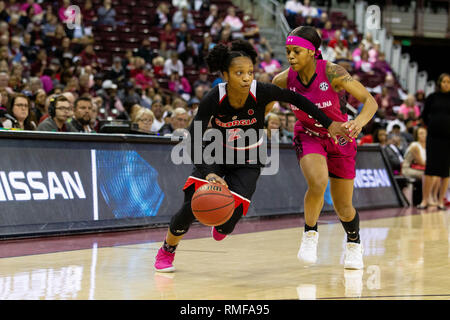 Columbia, SC, USA. 14 Feb, 2019. Georgia Bulldogs guard Gabi Connally (2) Antriebe von Südcarolina Kampfhähne guard Destanni Henderson (3) in der sek Basketball matchup im Colonial Life Arena in Columbia, SC. (Scott Kinser/Cal Sport Media) Credit: Csm/Alamy leben Nachrichten Stockfoto