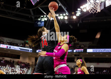 Columbia, SC, USA. 14 Feb, 2019. Georgia Bulldogs center Jenna Staiti (14) schießt über South Carolina Gamecocks freuen Alexis Jennings (35) in der sek Basketball matchup im Colonial Life Arena in Columbia, SC. (Scott Kinser/Cal Sport Media) Credit: Csm/Alamy leben Nachrichten Stockfoto