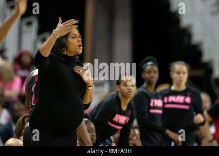 Columbia, SC, USA. 14 Feb, 2019. Georgia Bulldogs Haupttrainer Joni Taylor ruft Handlung zu ihrer Mannschaft in der sek Basketball matchup im Colonial Life Arena in Columbia, SC. (Scott Kinser/Cal Sport Media) Credit: Csm/Alamy leben Nachrichten Stockfoto