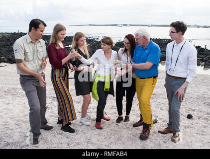 14. Februar 2019, Ecuador, Galapagos-Inseln: Bundespräsident Dr. Frank-Walter Steinmeier (2. von rechts) und seine Frau Elke Büdenbender (M) werden durch die Jugend forscht Teilnehmer Johanna Romahn (2. von links), Julia Freund (3. von links), Helene Radloff (3. von rechts), und die jungen Forscher Johanna Romahn (3. von links).) und Felix Engelhardt (r) am Strand kam auf der Insel Santa Cruz, erklären Sie das Problem der microplastics und angeschwemmte Kunststoffabfälle von Jorge Carrion, Leiter der Ökosysteme der Galapagos National Park. Bundespräsident Steinmeier und seine Frau besuchen Kolumbien Stockfoto