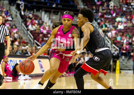 Columbia, SC, USA. 14 Feb, 2019. Südcarolina Kampfhähne guard Destanni Henderson (3) Laufwerke auf Georgia Bulldogs guard Taja Cole (0) in der sek Basketball matchup im Colonial Life Arena in Columbia, SC. (Scott Kinser/Cal Sport Media) Credit: Csm/Alamy leben Nachrichten Stockfoto