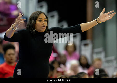 Columbia, SC, USA. 14 Feb, 2019. Georgia Bulldogs Haupttrainer Joni Taylor versucht, direkten Verkehr während des SEC Basketball matchup im Colonial Life Arena in Columbia, SC. (Scott Kinser/Cal Sport Media) Credit: Csm/Alamy leben Nachrichten Stockfoto