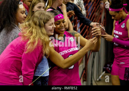Columbia, SC, USA. 14 Feb, 2019. Südcarolina Kampfhähne guard Destanni Henderson (3) Nimmt ein selfie mit Fans nach dem sek Basketball matchup im Colonial Life Arena in Columbia, SC. (Scott Kinser/Cal Sport Media) Credit: Csm/Alamy leben Nachrichten Stockfoto